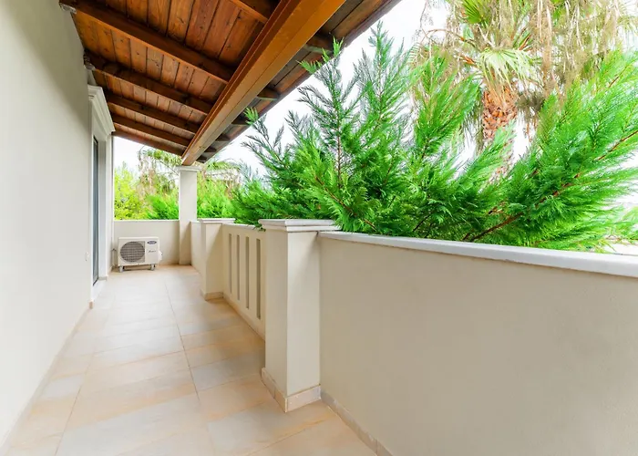 Ionian Coco Palm Τσιλιβί